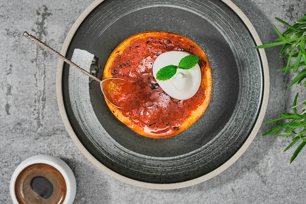 Delicious vegetarian dessert, baked or caramelized grapefruit with brown sugar and cinnamon with cream and mint leaf, set on a gray platter. Top view with copy space - Fotoğraf, Görsel