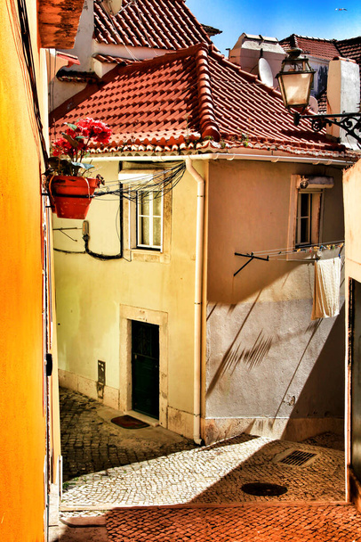Úzké a barevné ulice, majestátní fasády, okna a balkony Lisabonu, Portugalsko - Fotografie, Obrázek