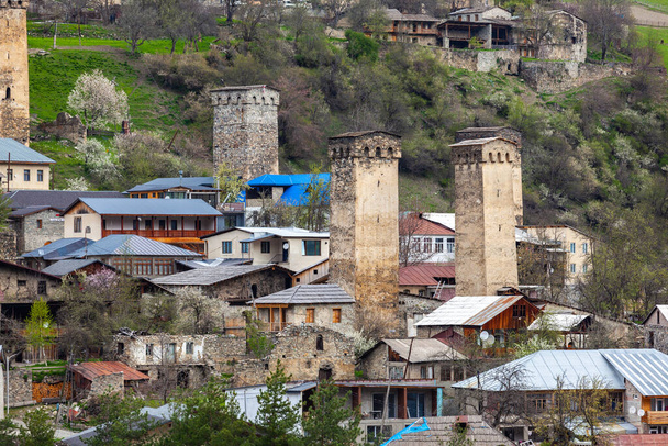 Torony Mestia falu Szvaneti területen Kaukázus hegyek Grúziában. Utazás - Fotó, kép