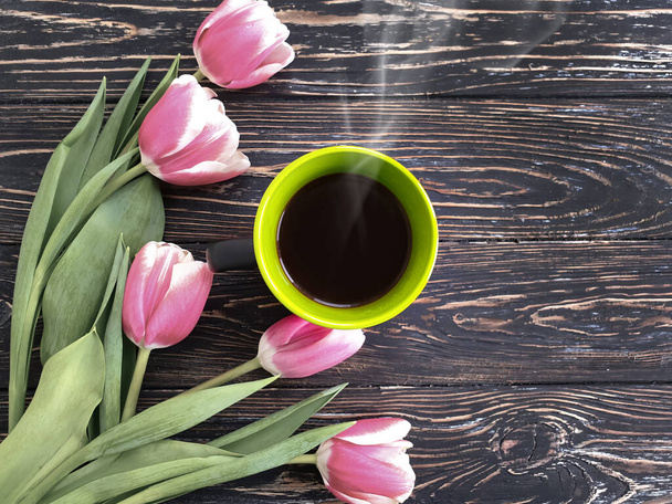 tasse de café, tulipe sur fond en bois - Photo, image