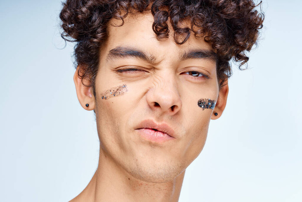 όμορφος άντρας με κρέμα προσώπου καλλυντικά close-up περιποίηση δέρματος - Φωτογραφία, εικόνα