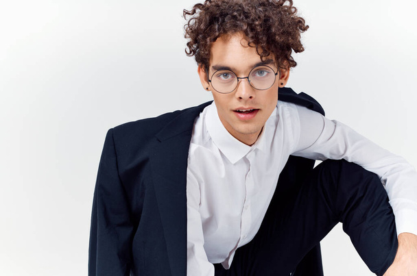 Typ lockiges Haar Brille und eine Jacke Fotografie Studio-Modell hellen Hintergrund - Foto, Bild