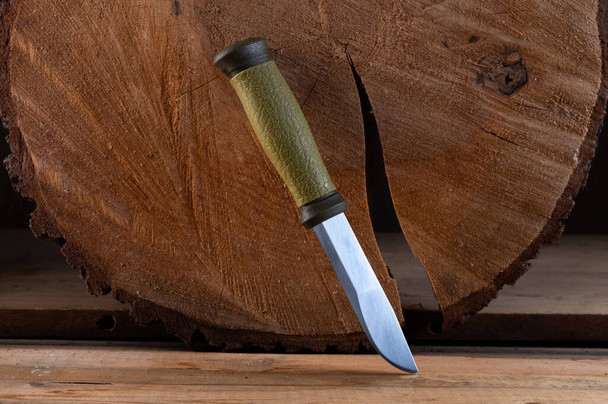 Охотничий нож с зеленой ручкой. Стационарный нож для охоты и кустарников. Вид спереди. - Фото, изображение