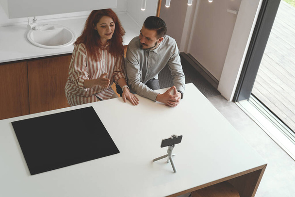 Top view of business couple nagrywanie wideo kurs w nowoczesnym domu - Zdjęcie, obraz
