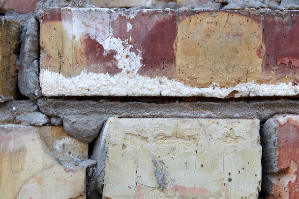 fond de maçonnerie de briques céramiques avec efflorescences et mortier de ciment - Photo, image