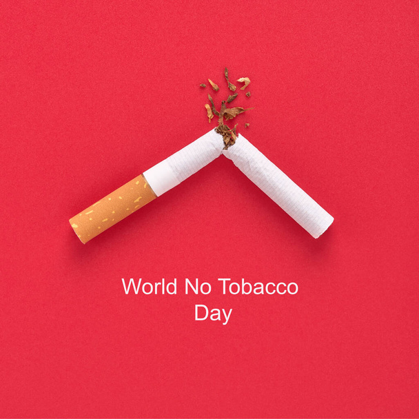 Зламана сигарета з тютюном і світі написів жодного дня тютюну на червоному тлі
. - Фото, зображення