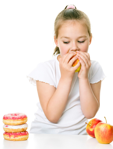 Linda chica elegir entre manzanas y pastel
 - Foto, Imagen