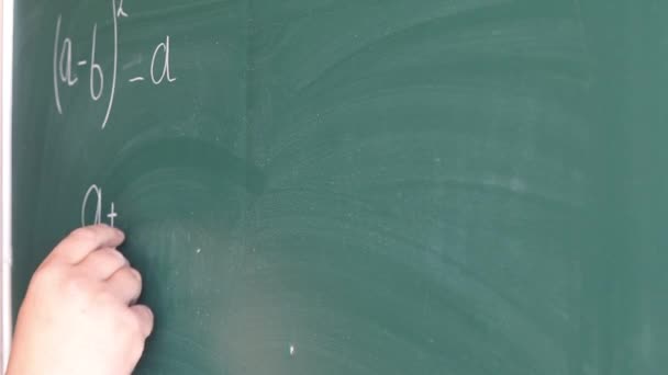 közvilágítás. Egy kislány krétával ír egy egyenletet egy táblára.. - Felvétel, videó
