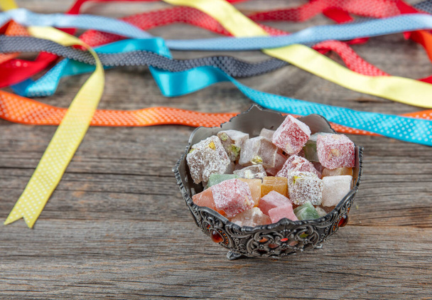 トルコ人はLokumと呼ばれるカラフルなゼリーキューブを喜ばせます。トルコの喜びの様々なLokum甘いトルコの喜びLokum伝統的なデザート. - 写真・画像