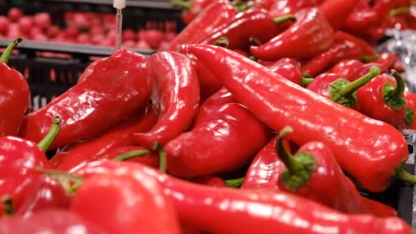 Chili pepers op de markt. Rode paprika te koop op een lokale boerenmarkt - Video