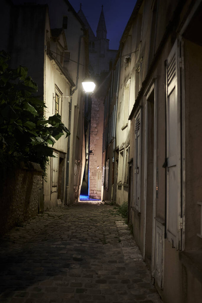 Enge Gasse in französischer Stadt bei Nacht - Foto, Bild