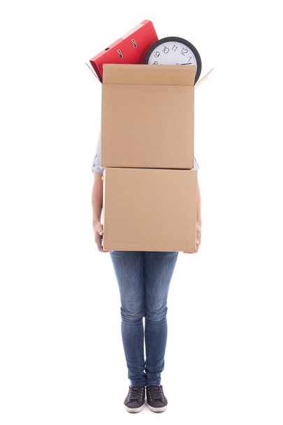 Frau mit zwei großen beweglichen Kartons isoliert auf weiss - Foto, Bild