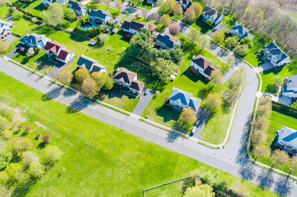 Vista aérea da área residencial de belo subúrbio de habitação em casa e estrada de uma altura em EUA - Foto, Imagem