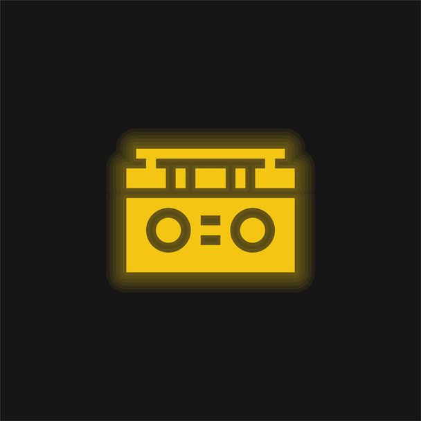 Boombox amarillo brillante icono de neón - Vector, imagen