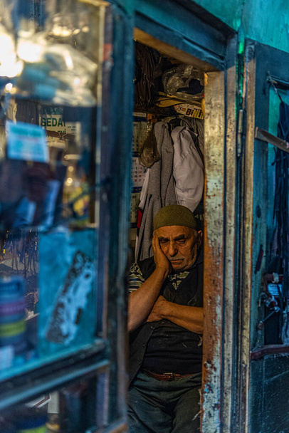 Shoe shine κάθεται στο κατάστημά του στην Κωνσταντινούπολη, Τουρκία - Φωτογραφία, εικόνα