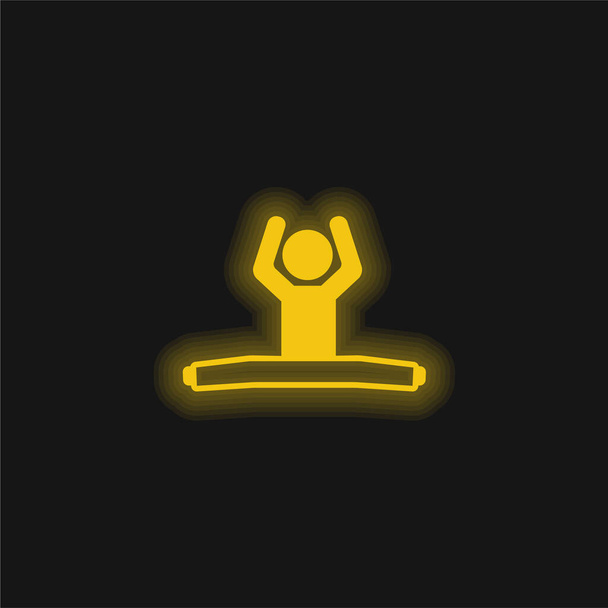 Menino sentado com pernas esticadas e braços para cima amarelo brilhante ícone de néon - Vetor, Imagem