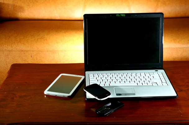 Computador portátil, tablet, smartphone, celular
 - Foto, Imagem