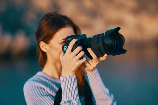 γυναίκα τουρίστρια με κάμερα στη φύση Ταξιδιωτικός επαγγελματίας - Φωτογραφία, εικόνα