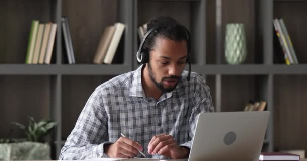 Afrikai férfi diák tanul távolról videokonferencia app és laptop - Felvétel, videó