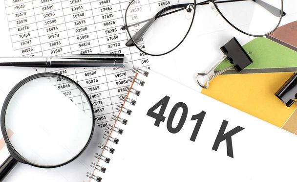 401k - a felirat a szöveg a jegyzettömbön, és chart. Üzleti tevékenység - Fotó, kép
