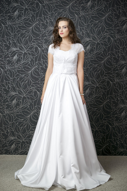 Beautiful woman in white wedding dress - Foto, afbeelding
