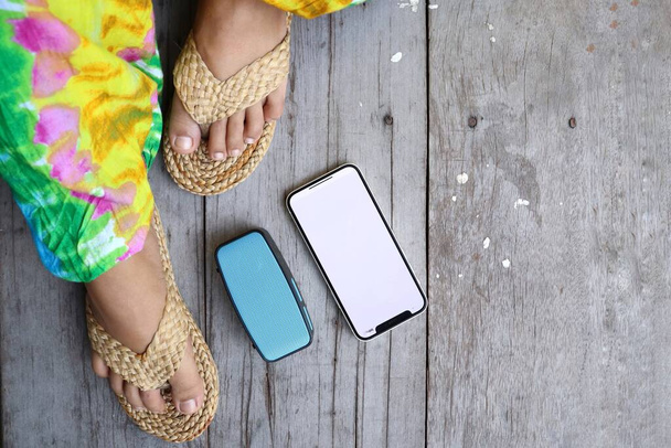 Mulher usando telefone inteligente na mão e alto-falante Bluetooth estilo de verão - Foto, Imagem