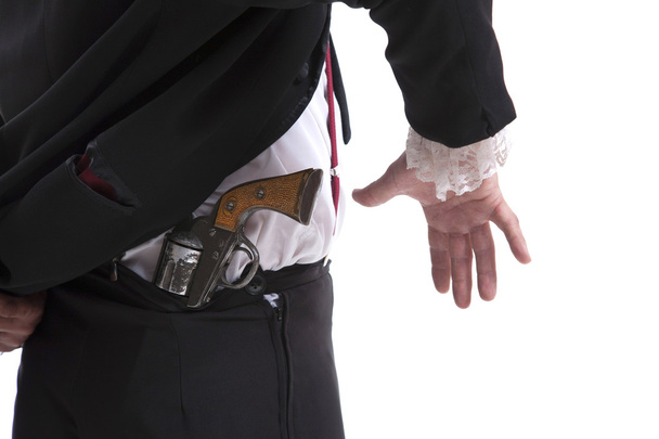 Hombre sosteniendo un arma detrás de su espalda
 - Foto, Imagen