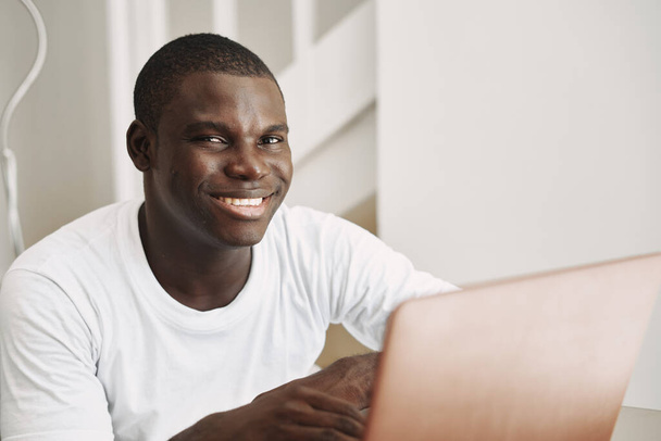 africano uomo sorriso laptop internet comunicazione stile di vita - Foto, immagini
