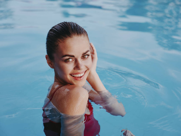 весела жінка в купальнику в басейні розкішна природа
 - Фото, зображення