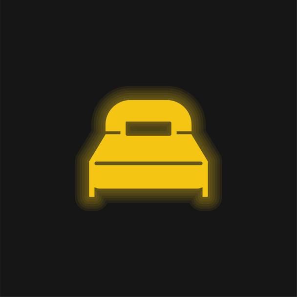 Cama grande con una almohada amarillo brillante icono de neón - Vector, imagen