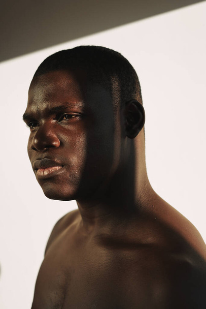mies afrikkalainen ulkonäkö paljain hartiat studio muoti lähikuva - Valokuva, kuva