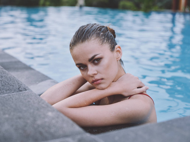 жінка з мокрим волоссям плаває в басейні портрет крупним планом
 - Фото, зображення