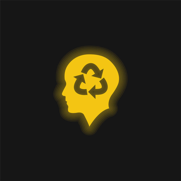 リサイクルシンボルの黄色い輝くネオンアイコンを持つ人の頭 - ベクター画像