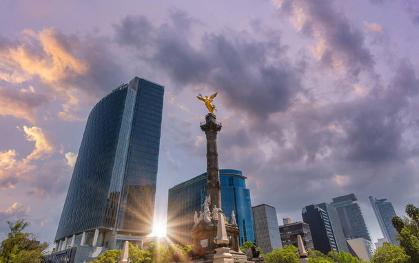 Pomnik Anioła Niepodległości położony przy ulicy Reforma w pobliżu historycznego centrum Mexico City - Zdjęcie, obraz