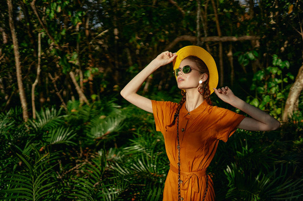 mujer en la isla hojas verdes exóticos viajes tropicales - Foto, Imagen