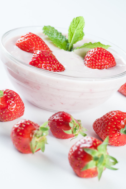 dessert with yoghurt, strawberrys and mint - Foto, afbeelding