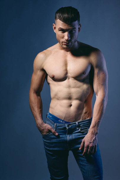 sporty man with a pumped up body posing - Fotografie, Obrázek