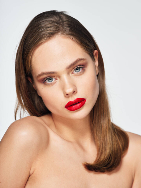 σέξι ξανθιά γυμνοί ώμοι κόκκινα χείλη μοντέλο μακιγιάζ - Φωτογραφία, εικόνα