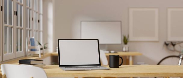 3D-Rendering, Laptop mit Bildschirm-Attrappe auf Holztisch neben dem Fenster im Home Office, 3D-Illustration - Foto, Bild