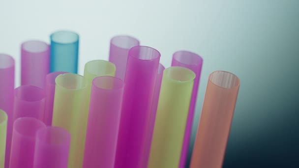 Многоцветные пластиковые коктейльные соломинки, крупный план, движение камеры - Кадры, видео
