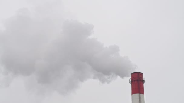Верх промышленного дымохода с дымом, исходящим из него - Кадры, видео