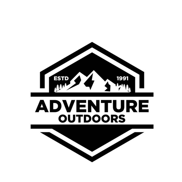 simple premium montaña aventura al aire libre insignia vector icono diseño aislado fondo - Vector, imagen