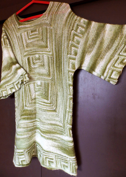 vestido de punto de hilo verde y blanco abigarrado, hecho a mano, de punto de ocio, pasatiempo, tejer estilo pechvork - Foto, imagen