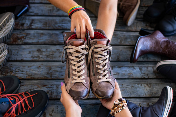 Scarpe per mano di due donne - Foto, immagini