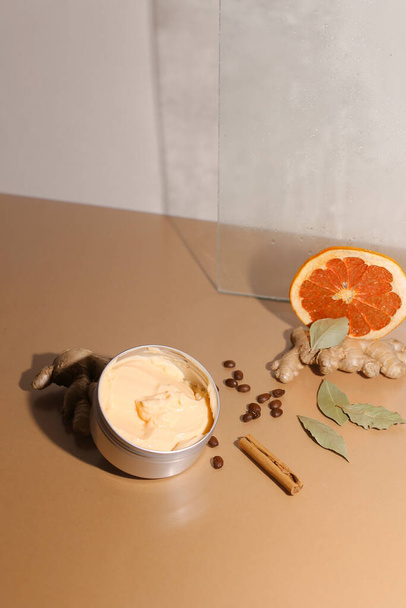 Pot cosmétique de crème de soin apaisante pour le corps, fleurs de calendula orange fraîches - Photo, image