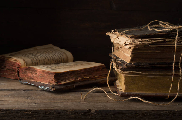 Vecchio libro antico su un tavolo di legno - Foto, immagini