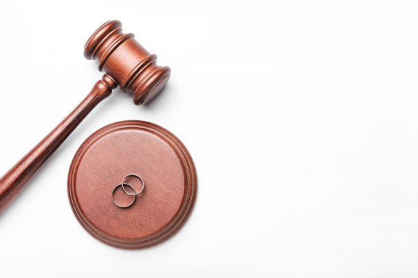Judge's gavel and rings on white background - Foto, Imagen