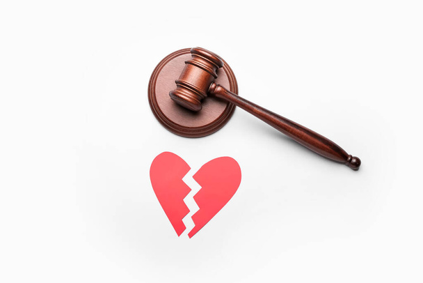 Judge's gavel and broken heart on white background - Foto, Imagen