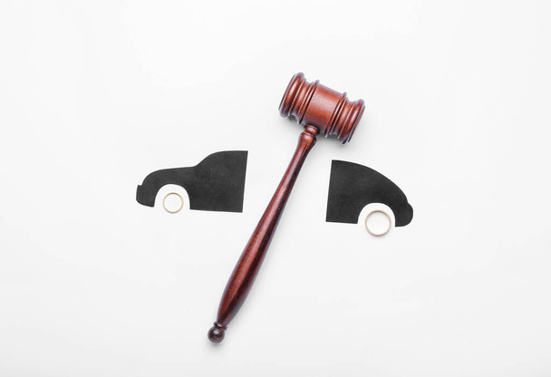 Soudce kladívko s kroužky a postava auta na bílém pozadí - Fotografie, Obrázek