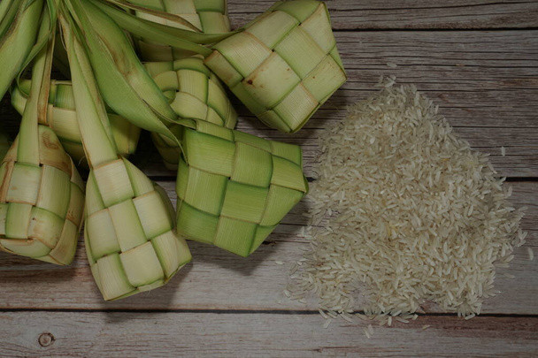 Кетупат (рисовая клецка) - это местная лакомство во время праздничного сезона в Юго-Восточной Азии. Ketupat, натуральная рисовая оболочка из молодых кокосовых листьев для приготовления риса - Фото, изображение